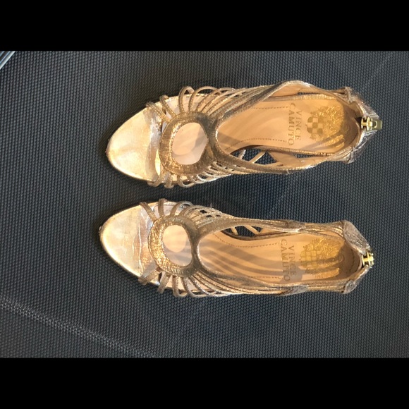 Vince Camuto gold sz 6, 4” heel leather upper - Picture 2 of 7